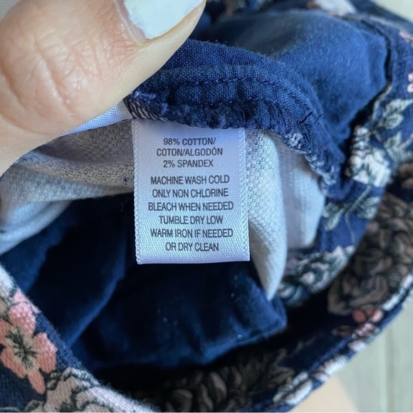 𝅺ann Taylor LOFT Riviera Short Navy and Pink Floral Size 0 - Picture 6 of 9